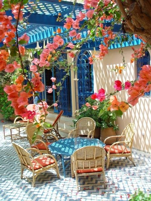 table ronde bleu jardin couleurs pastel