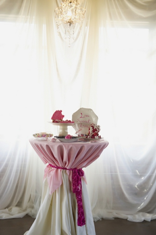 table-ronde-gâteaux-decoration-couleur-rose