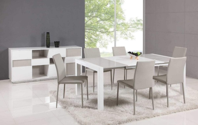 table-salle-manger-extensible-blanc-gris-clair-chaises-gris-clair-tapis-shaggy-moderne table salle à manger extensible