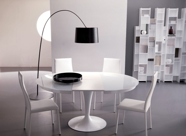 table-salle-manger-extensible-blanche-forme-ovale-chaises-élégantes table salle à manger extensible