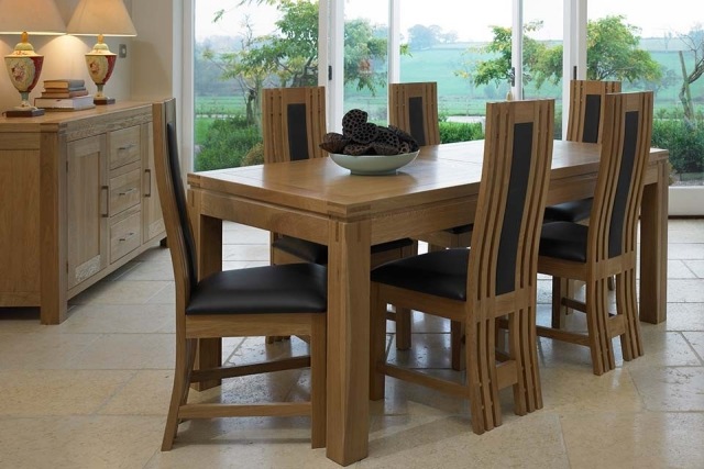 table-salle-manger-extensible-bois-design-élégant-chaises-bois-cuir-noir table salle à manger extensible
