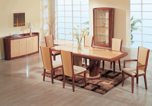 table-salle-manger-extensible-bois-finition-laquée-chaises-bois-tapis-marron table salle à manger extensible