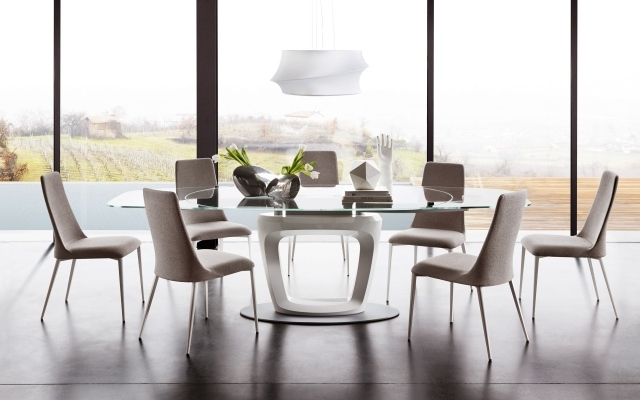 table-salle-manger-extensible-forme-ovale-blanche-verre-chaises-élégantes-blanches