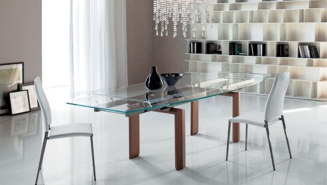 table-salle-manger-extensible-verre-pieds-bois-chaises-blanches-élégantes-lustre-cristal table salle à manger extensible