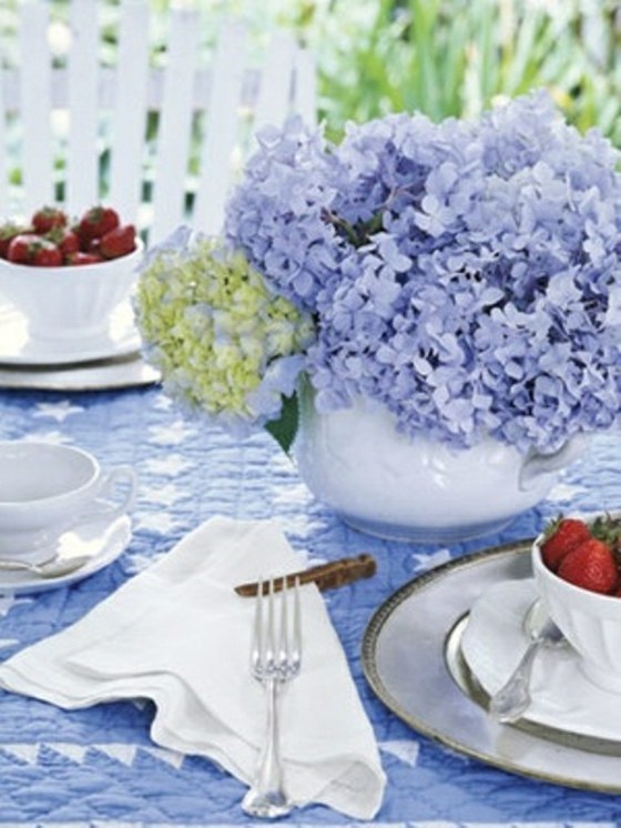 table vase fleurs violettes