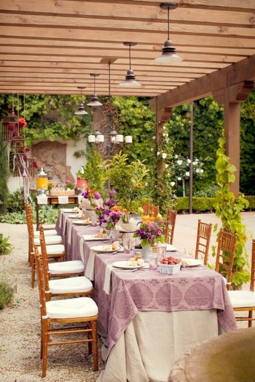 table à manger sous patio ombragé