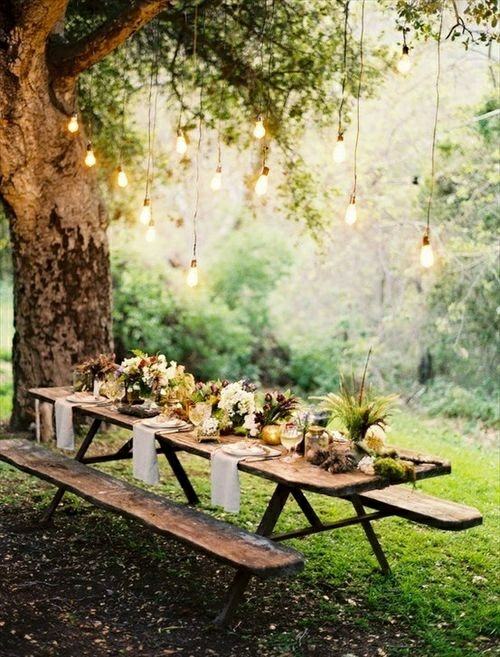 table élégante dans la nature lampes suspendues look rustique