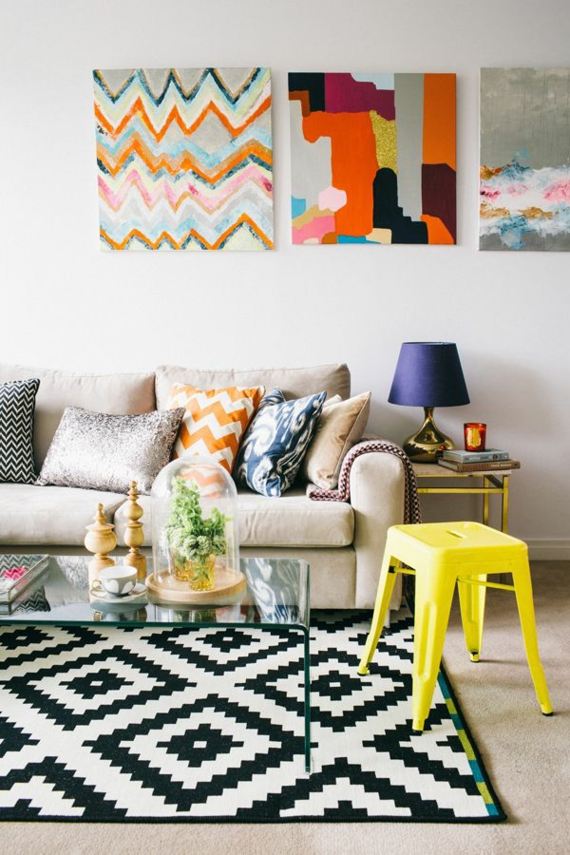 Composition de trois petits tableaux modernes pleins de couleur  appartement design intérieur 