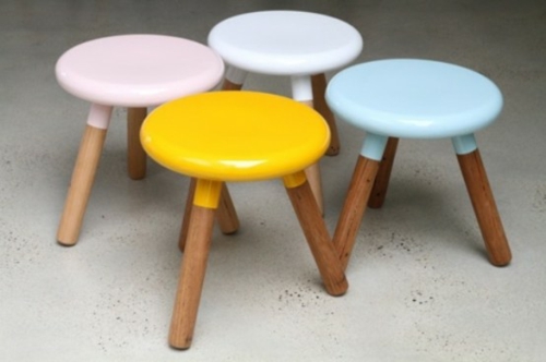 tabourets en bois avec assises peintes