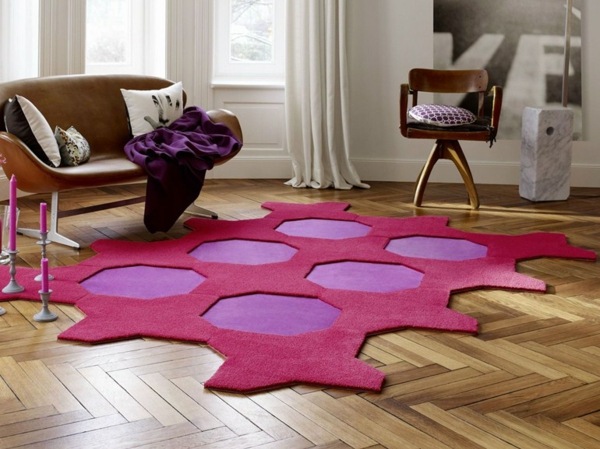 Rose et violet pour cet exemple coloré asymétriaue salon parquet design 