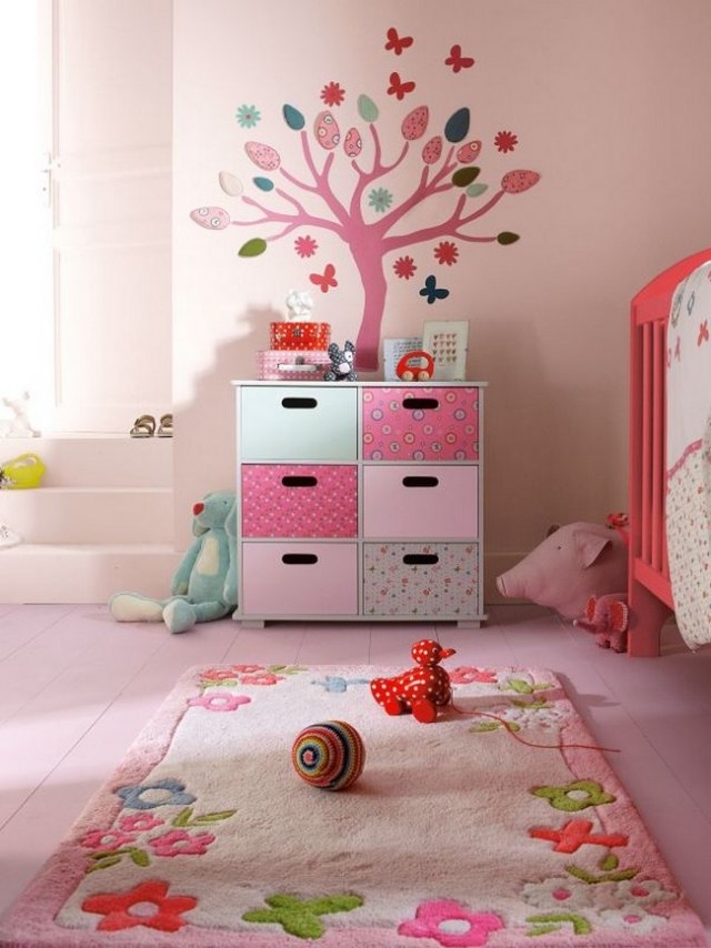 tapis-chambre-bébé-fille-rose-fleurs
