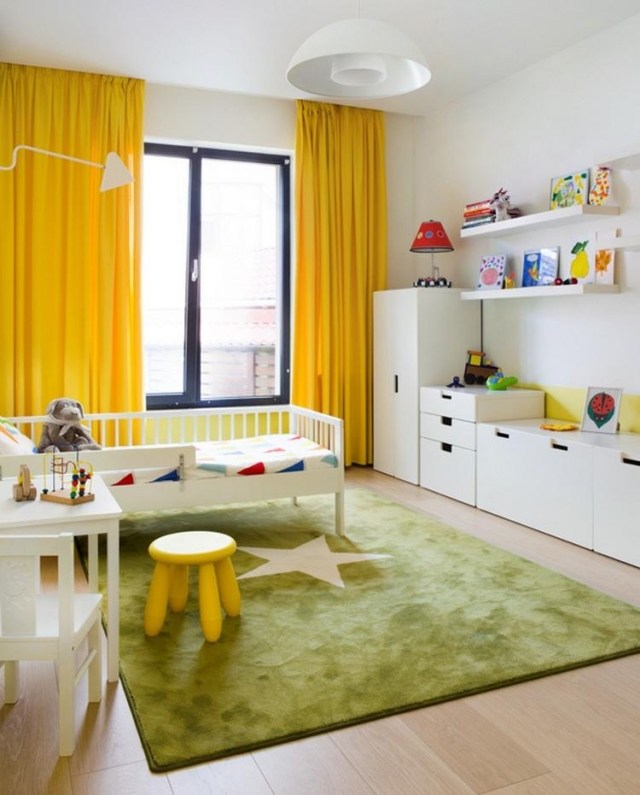 tapis-chambre-enfant-vert-étoile-rideaux-jaunes