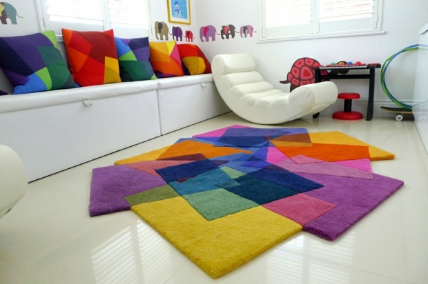 tapis couleurs dynamiques assorti coussins