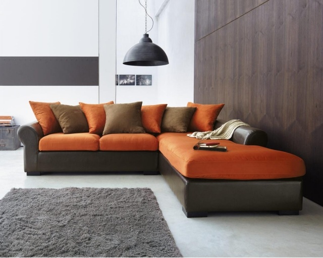 tapis-gris-salon-canapé-angle-marron-orange-coussins-décoratifs-suspension-noire