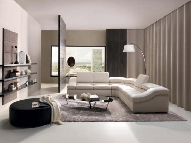 tapis-gris-salon-canapé-blanc-lampe-poser-blanche-table-basse-verre-noir