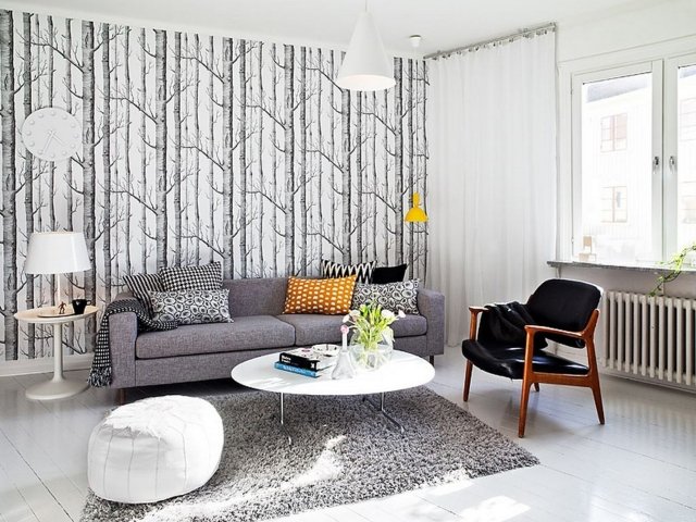 tapis-gris-salon-shaggy-pouf-blanc-chaise-cuir-noir-coussins-motifs-orange-noir-blanc-salon-style-scandinave tapis gris