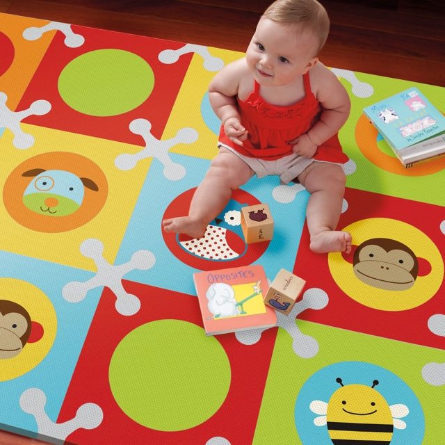 tapis-puzzle-dalles-multicolores-rouge-bleu-clair-jaune-chambre-bébé-mousse
