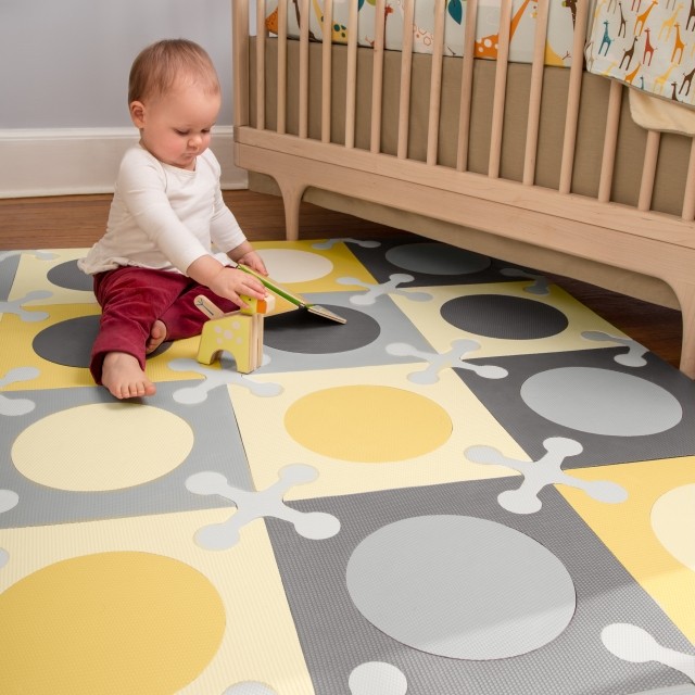 tapis-puzzle-mousse-gris-clair-jaune-chambre-bébé 
