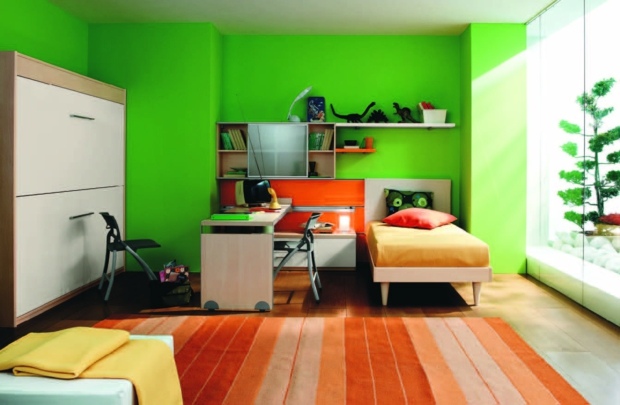 tapis rayures oranges contraste avec murs verts