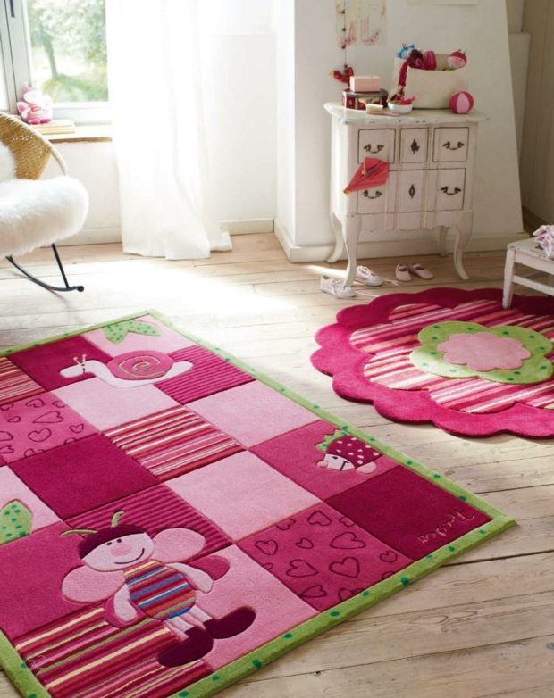 tapis rose chambre fille riche en motifs animaux