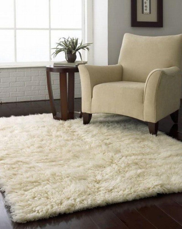 tapis-shaggy-idee-originale-couleur-blanche-fauteuil-salon