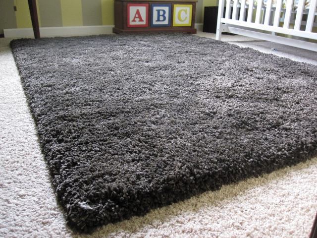 tapis-shaggy-idee-originale-couleur-grise-chambre-bebe