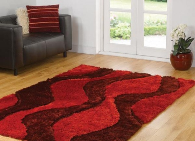 tapis-shaggy-idee-originale-couleur-rouge-parquet-flottant
