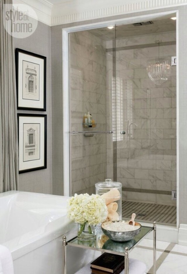 Belle salle de bains féminine en fris et blanc neutre carrelage