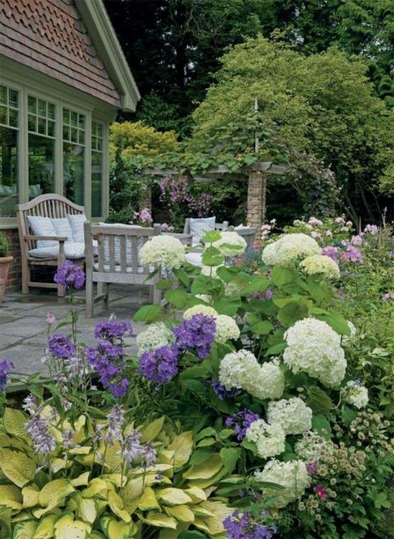 terrasse bois hortensias fleuries foret arriere plan