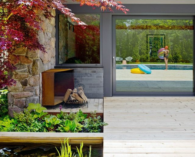 terrasse bois sépare maison piscine espace verdure