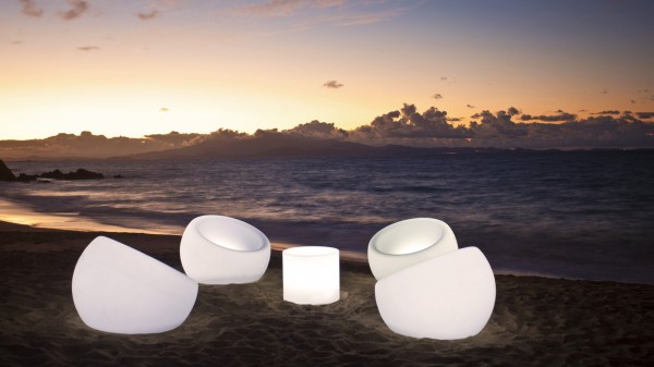 terrasse exterieur fauteuil design blanc lumineux