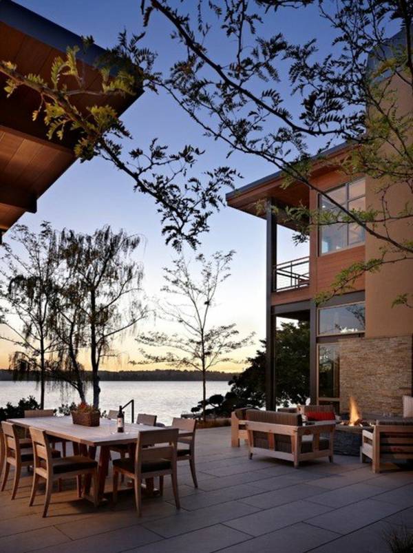 terrasse extérieure tables à manger donnent sur lac apaisant
