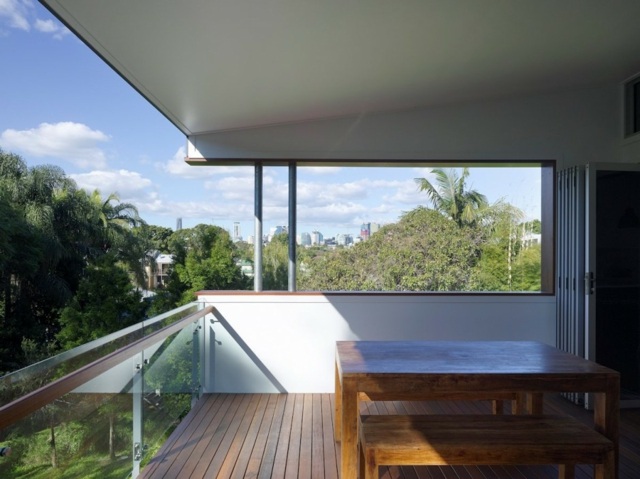 La fameuse terrasse de la maison neuve à Queensland deuxième étage vue  ville 