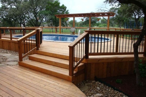 terrasse jardin bois vue piscine