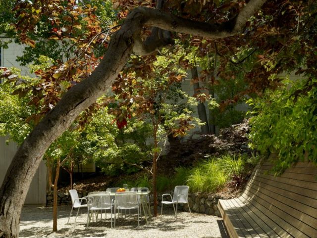terrasse jardin gravier table banc planche arbre