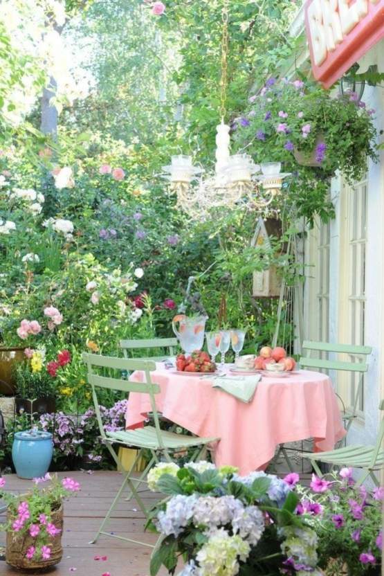 terrasse simple vegetation luxuriante chaises jardin pliantes