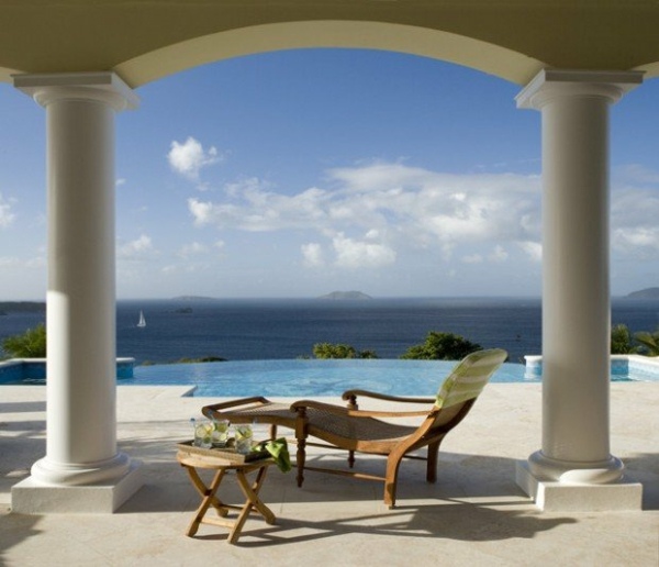 terrasse sublime avec piscine à débordement avec vue sur la mer