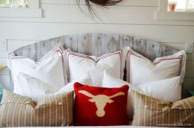 tete chambre coucher lit coussin oreiller blanc rouge cerf