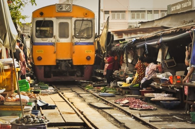 thailande entrepot train marche marchandise abandonne