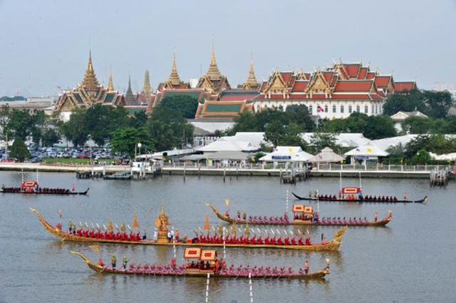 thaïlande tourisme procession barge riviere temple