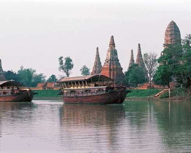thaïlande tourisme riviere barge temple bouddhiste