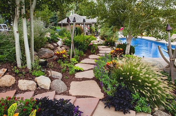 tiki hawaii maison villa luxe sentier dalle pierre jardin vegetation plantes-piscine-palmes