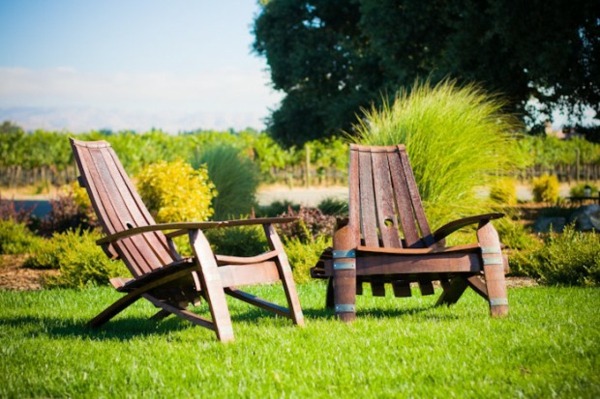 déco jardin pas cher tonneau bois recycle chaises confortables jardin