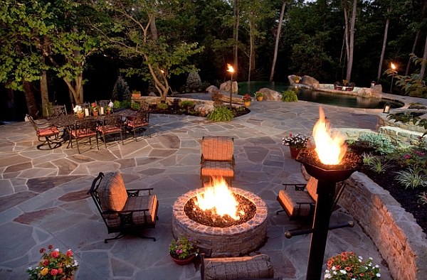 torches cheminee jardin exterieur terrasse dallage