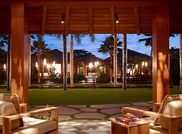 torches maison veranda portique bois terrasse dalles irregulieres nuit relax lounge hawaii