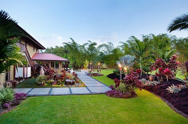 torches villa pelouse palme fleurs gazon bois luxe hawaii