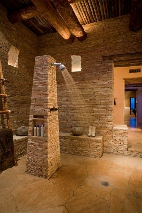 La salle de bains en pierre totem eau ou grande pomme douche