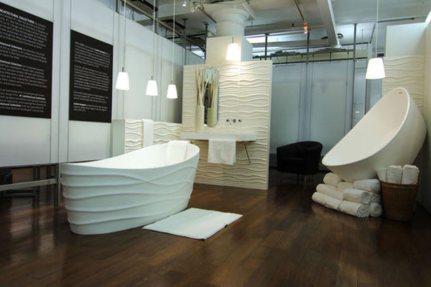 La Dune inscrite dans une conception entière de salle de bains en  blanc féminine élégante luxe