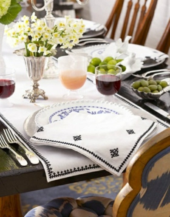 table deco fleurs serviettes