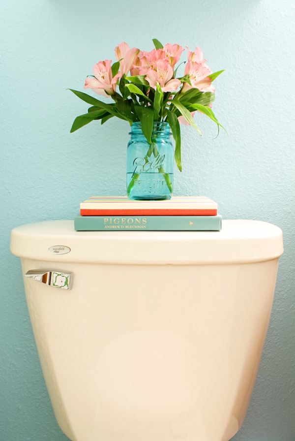 Fleures dans les toilettes vase une idée plutôt mignonne féminine rose
